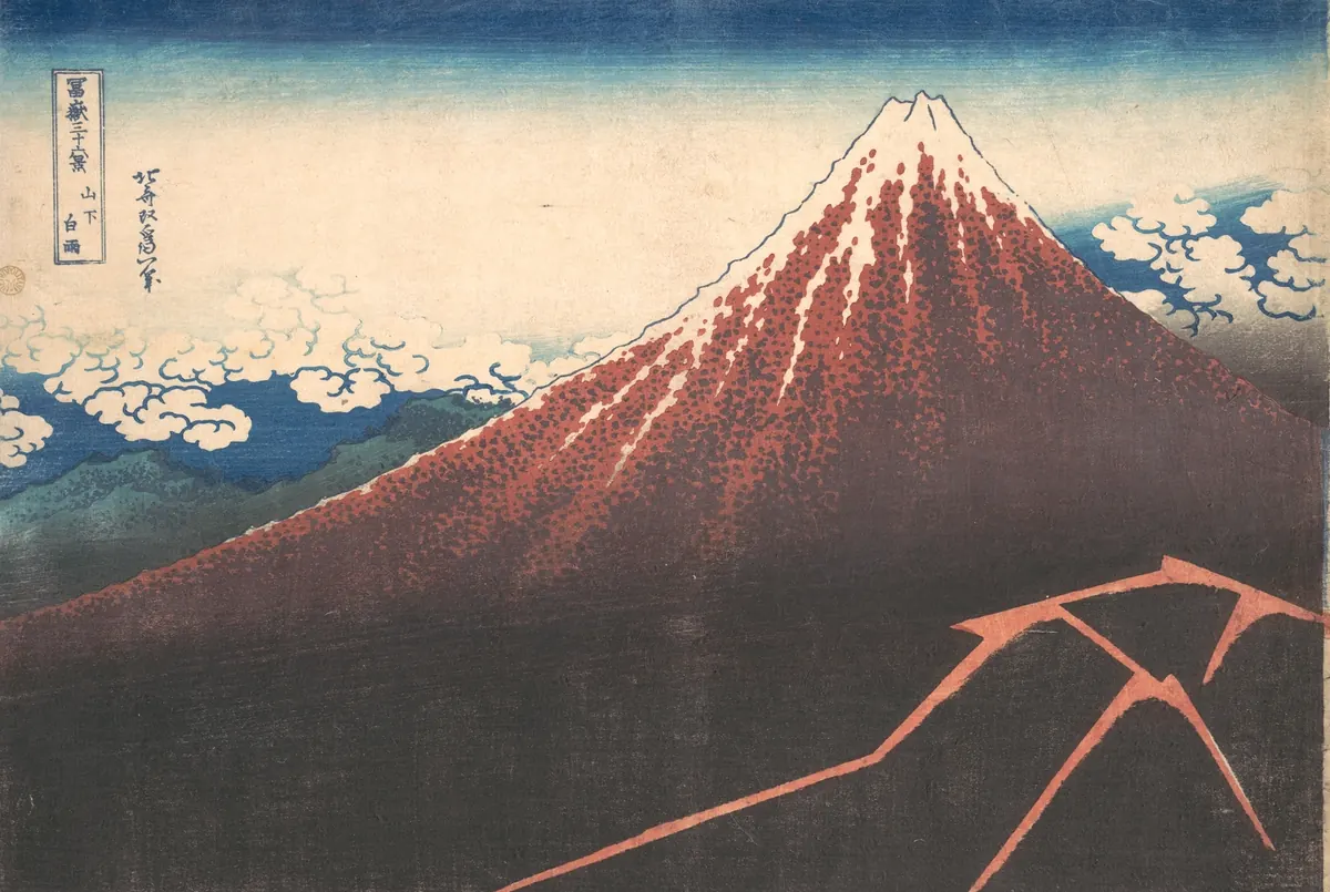 Fuji Dağı'nın kızıl yamacında şimşek çakıyor; zirvede açık gökyüzü, eteğinde fırtına karanlığı. Japon ahşap baskısı.
